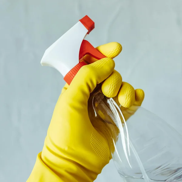 Reinigungshandschuh mit Sprühflasche – Endreinigung Bregenz gründlich für saubere Wohnungsübergabe und Kautionsrückgabe