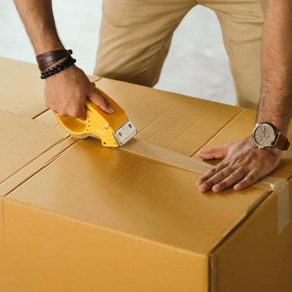 Umzugskarton wird fachgerecht verschlossen – Möbeltransport Bregenz professionell verpackt und termingerecht